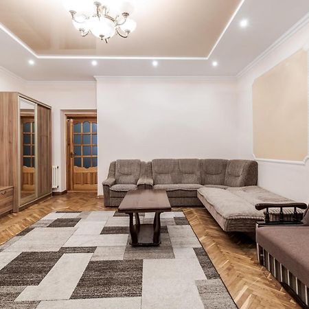 Akademika Hnatyuka Apartment Lwów Zewnętrze zdjęcie